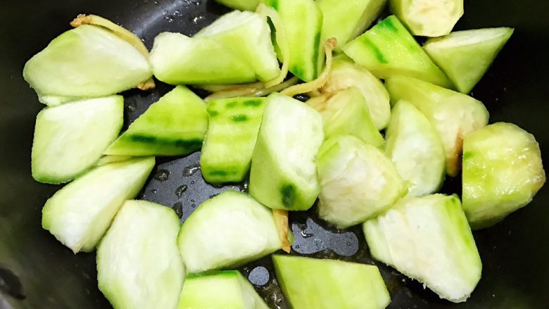 超鲜丝瓜粉丝虾滑汤,放入丝瓜翻炒一分钟,一次性加入足量的水