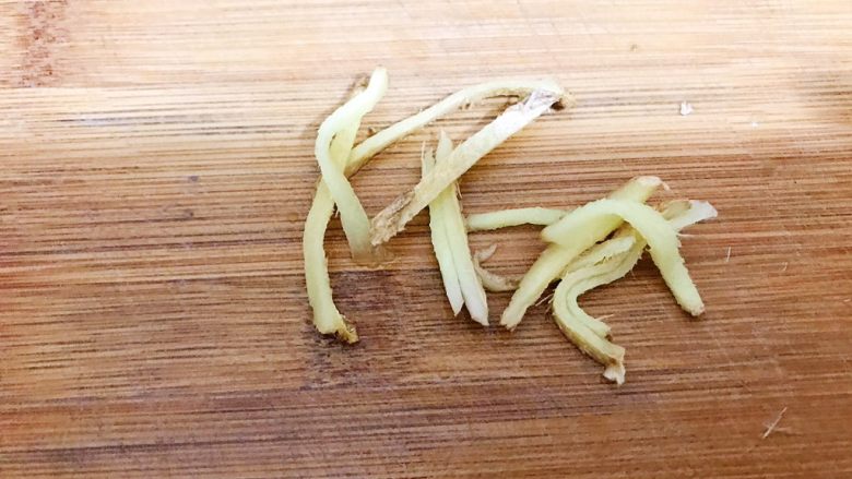 超鲜丝瓜粉丝虾滑汤,姜片切丝