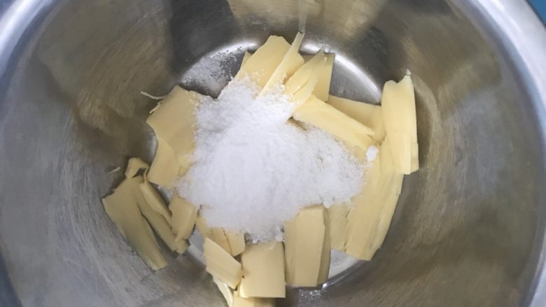 宝宝零食必备~奶香豆沙一口酥,加糖用打蛋器打至黄油体积膨胀,颜色变白。