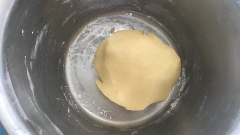宝宝零食必备~奶香豆沙一口酥,用刮刀拌匀,接着手揉成光滑的面团