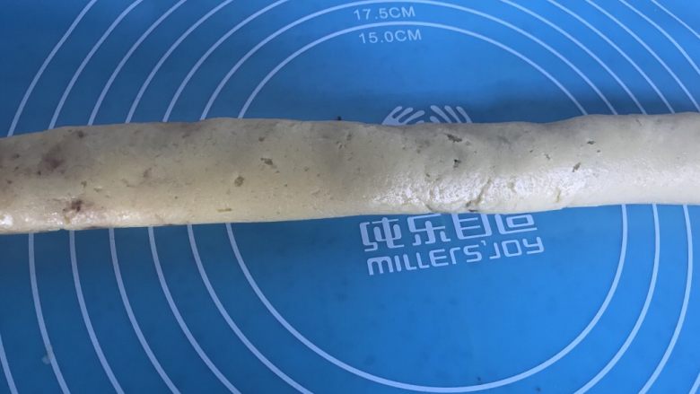 宝宝零食必备~奶香豆沙一口酥,把面皮裹紧,收口捏紧,来回滚动几下,让收口完全粘合平整。