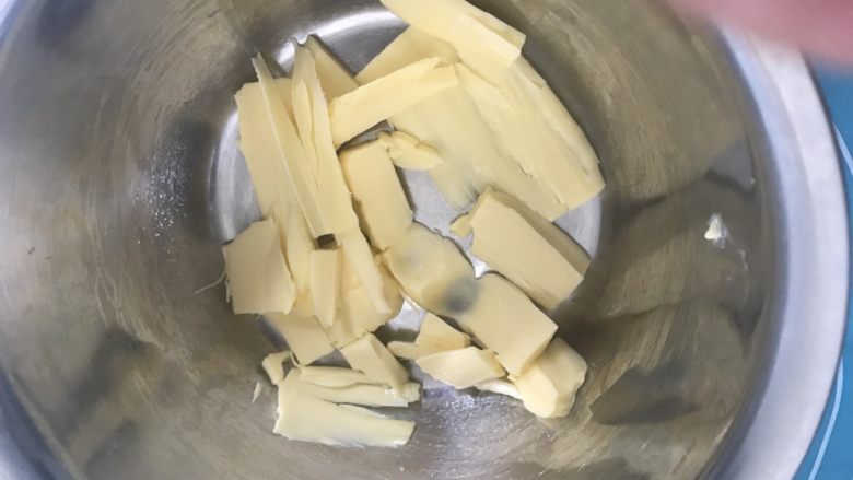 宝宝零食必备~奶香豆沙一口酥,将黄油在室温下软化。