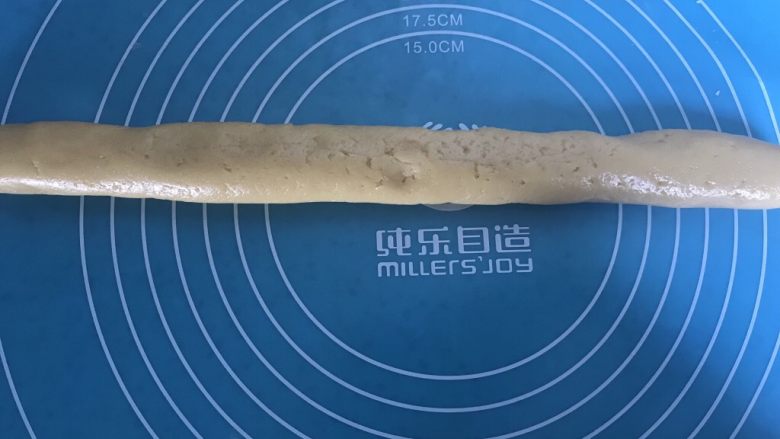 宝宝零食必备~奶香豆沙一口酥,搓成横截面和五毛钱硬币大小相近的长条。