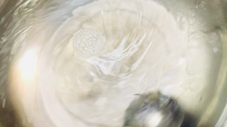 红糖冰粉,倒入大盆中,加水,一直搅拌,等粉末完全溶解。