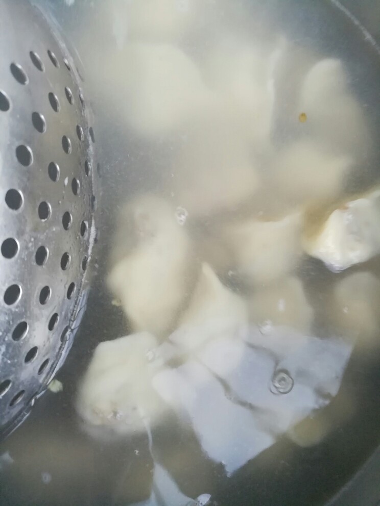 白菜豆腐粉条馅水饺,锅中加适量的清水烧开后,倒入包好的水饺,用漏勺轻轻推动几下然后盖盖煮