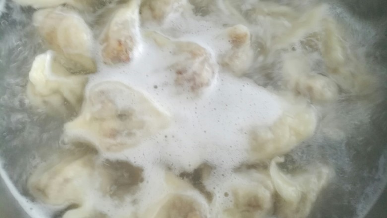白菜豆腐粉条馅水饺,开锅后拿开锅盖,再煮两分钟即可,中间用漏勺轻轻推动几次水饺免得粘锅
