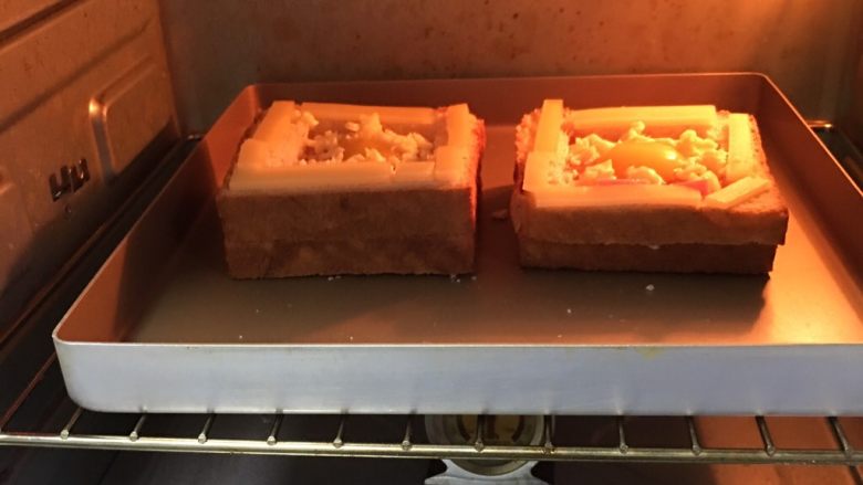 玩转吐司,烤箱预热至190度,烤制20分钟。