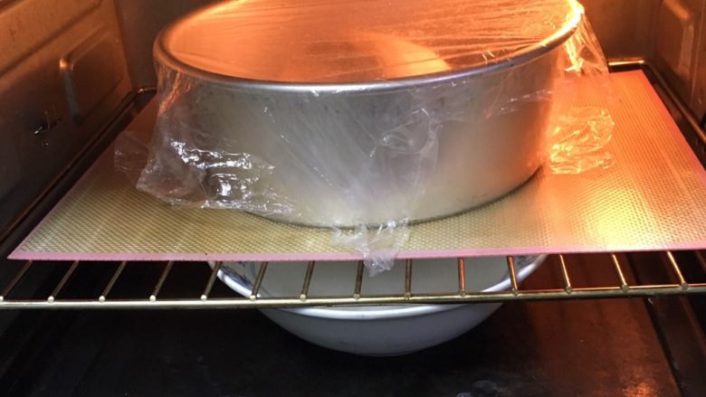 玩转吐司,面团滚圆放入模具送入烤箱发酵60分钟,底部放热水。
