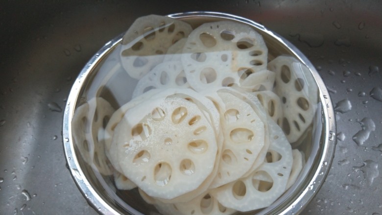 新文美食 糖醋拌莲藕,在次放入盆中冷水冲凉。