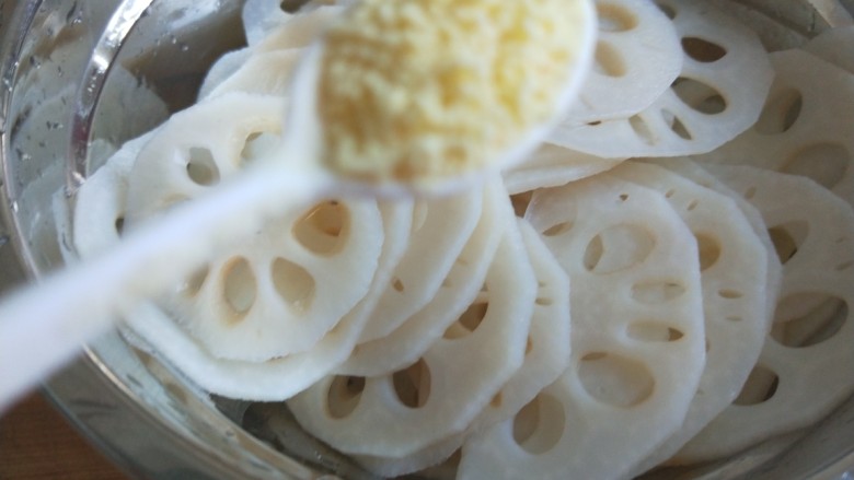 新文美食 糖醋拌莲藕,加入<a style='color:red;display:inline-block;' href='/shicai/ 756'>鸡精</a>。