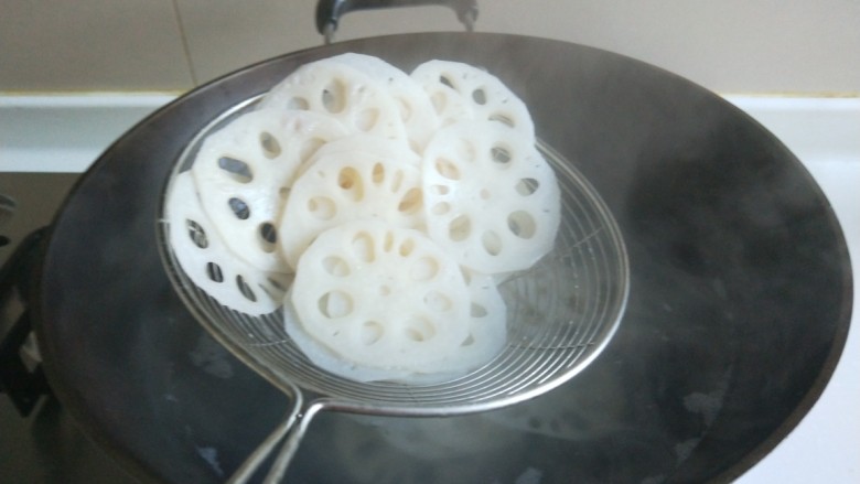 新文美食 糖醋拌莲藕,喜欢吃软一点的可以多煮一会儿,我们喜欢脆脆的就马上捞出来。
