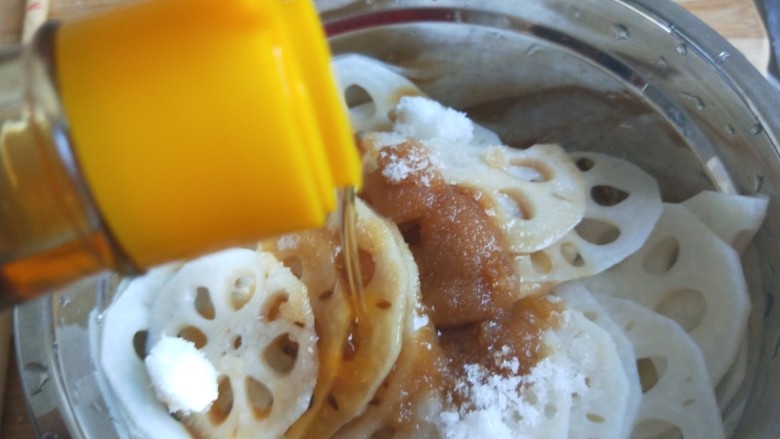 新文美食 糖醋拌莲藕,最后倒入<a style='color:red;display:inline-block;' href='/shicai/ 847'>香油</a>。