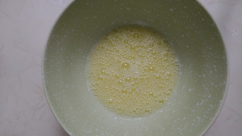 膨松油条,所有液体倒入碗里搅拌均匀。