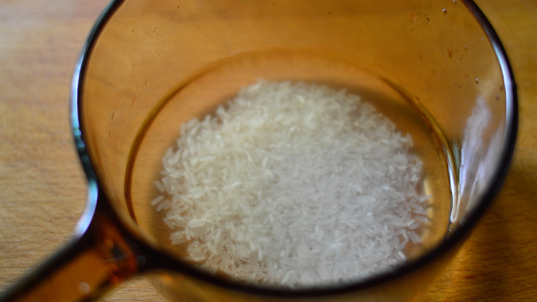 胡萝卜芹菜鸡肉粥(辅食),<a style='color:red;display:inline-block;' href='/shicai/ 492'>大米</a>淘洗干净,用清水浸泡一会