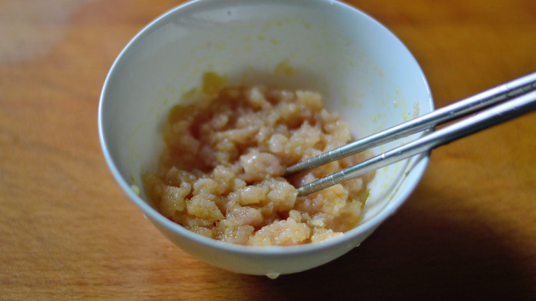 胡萝卜芹菜鸡肉粥(辅食),翻拌均匀待用