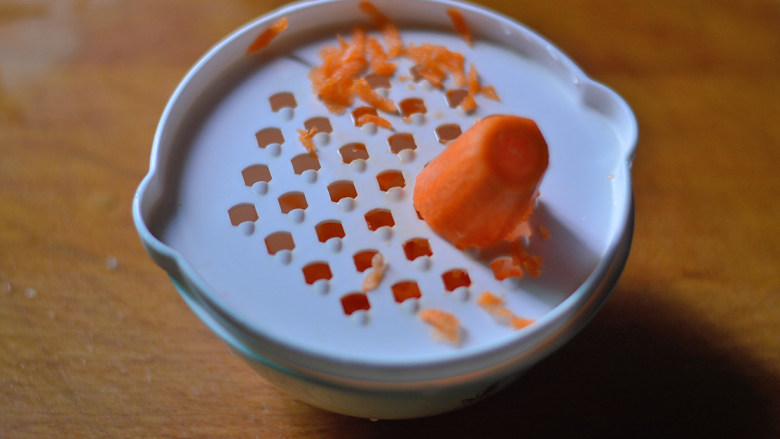胡萝卜芹菜鸡肉粥(辅食),<a style='color:red;display:inline-block;' href='/shicai/ 25'>胡萝卜</a>用辅食工具擦小丁