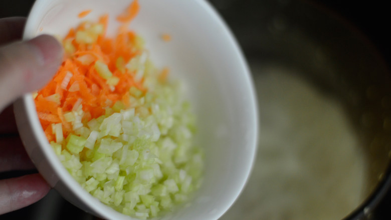 胡萝卜芹菜鸡肉粥（辅食）,一起放入锅中