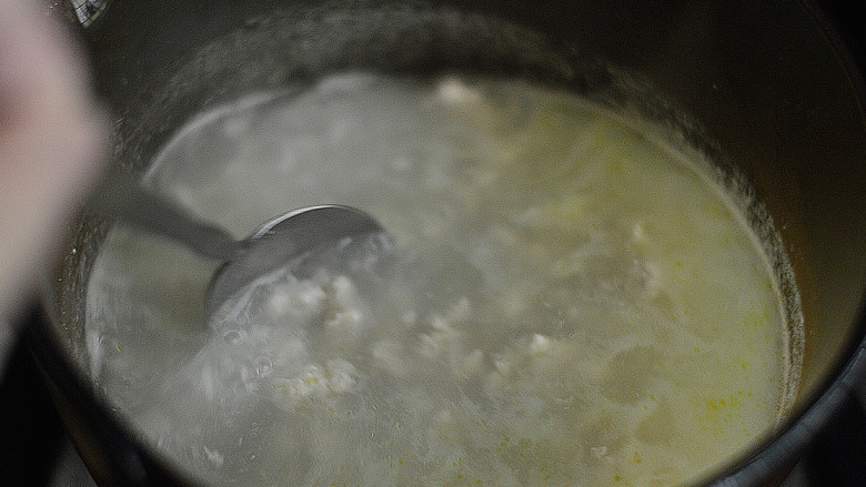 胡萝卜芹菜鸡肉粥(辅食),用勺子翻拌均匀