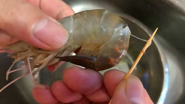 辣炒罗氏虾,轻轻的挑出虾线,全部弄好洗净沥水待用