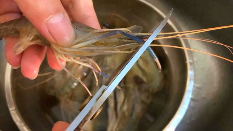辣炒罗氏虾,罗氏虾用淡盐水浸泡20分钟,浸泡好剪掉虾须