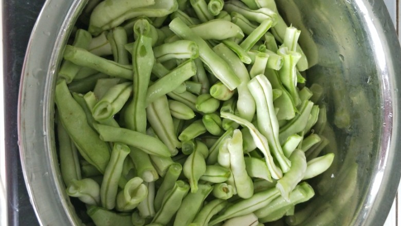 豆角焖面,<a style='color:red;display:inline-block;' href='/shicai/ 3639'>豆角</a>摘好洗净掰成小段