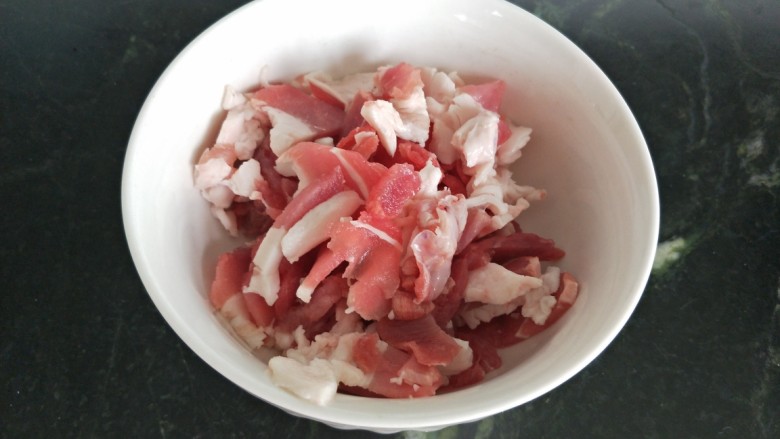 豆角焖面,肉切片