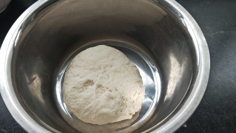 豆角焖面,将面活成硬点的面团放置15分钟