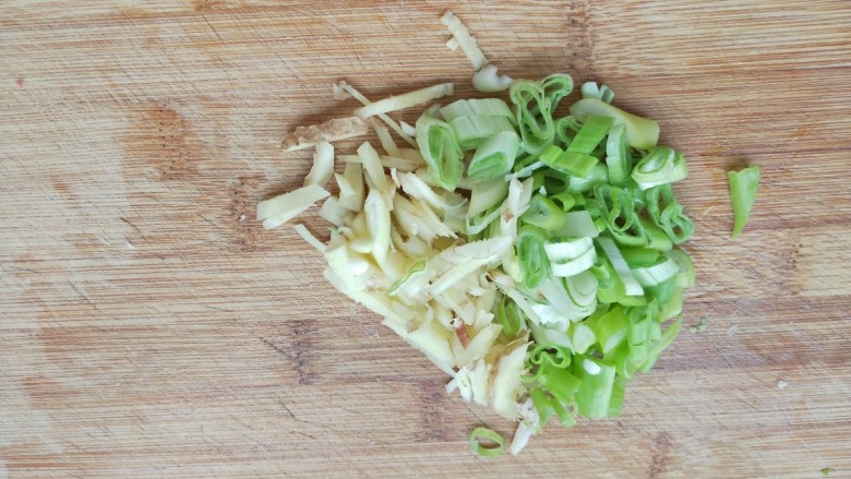 豆角焖面,<a style='color:red;display:inline-block;' href='/shicai/ 3250'>葱</a><a style='color:red;display:inline-block;' href='/shicai/ 37'>姜</a>切丝