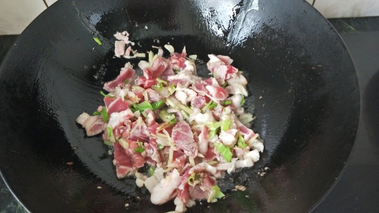 豆角焖面,锅中烧油待油稍热放入葱姜肉进行翻炒