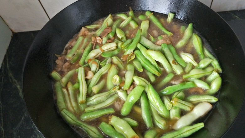 豆角焖面,加入热水熬至近熟