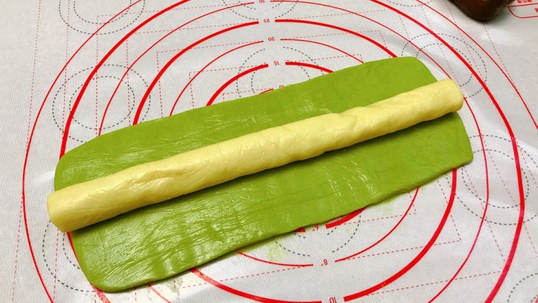 奇异果饼干,拿出冰冻过的低粉团,放在中间。