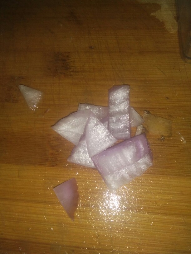 土豆炒洋葱,把<a style='color:red;display:inline-block;' href='/shicai/ 29'>洋葱</a>切成碎片