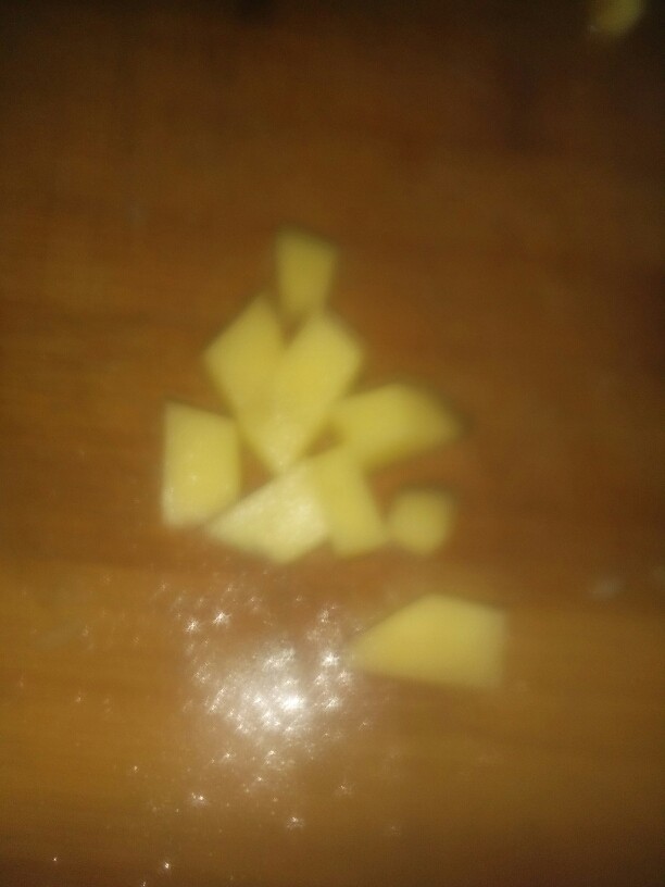 土豆炒洋葱,把<a style='color:red;display:inline-block;' href='/shicai/ 23'>土豆</a>也切成碎片