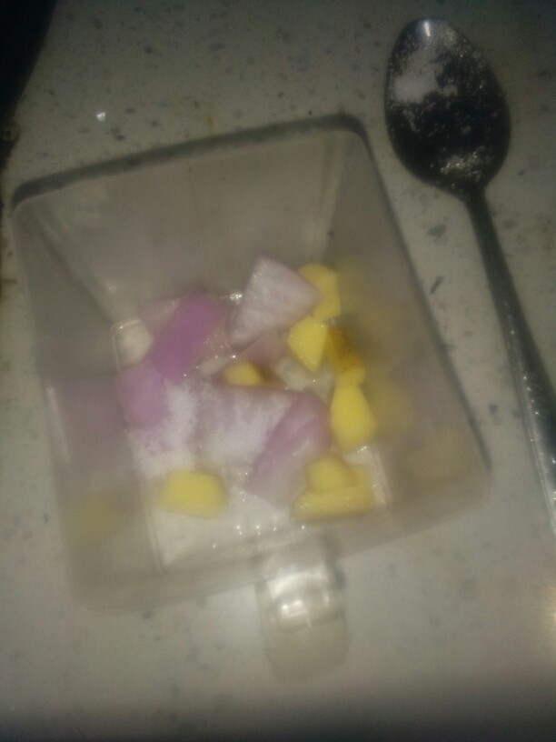 土豆炒洋葱,把他们俩混合在一起，放点盐