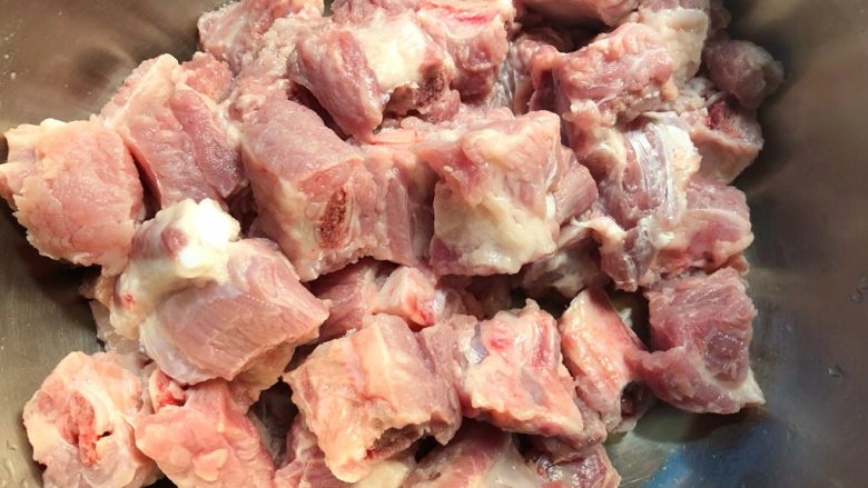 豆豉蒸排骨,排骨浸泡好,洗净沥水,放入大碗里