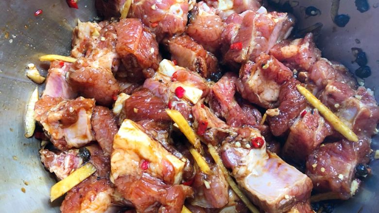 豆豉蒸排骨,加入10g淀粉,搅拌均匀,腌制30分钟