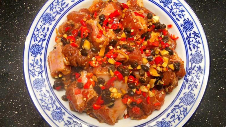 豆豉蒸排骨,蒸锅水开,把排骨放入蒸半个小时