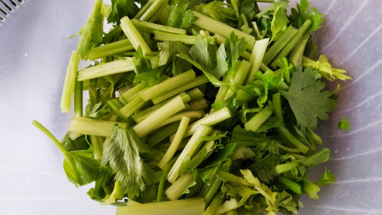 芹菜红椒炒肉丝,<a style='color:red;display:inline-block;' href='/shicai/ 125'>芹菜</a>摘掉黄叶子,洗净切段。