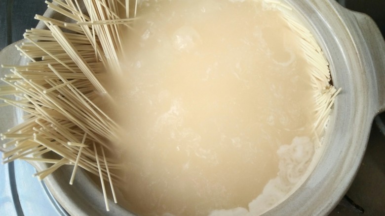 豚骨拉面,汤煮开后,加入拉面煮2-3分钟。