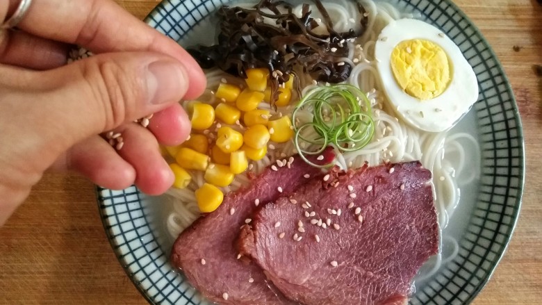 豚骨拉面,面煮熟后捞出,根据自己喜好,摆上蔬菜、鸡蛋,撒上葱丝和<a style='color:red;display:inline-block;' href='/shicai/ 141911'>熟白芝麻</a>,浇上浓汤即可。