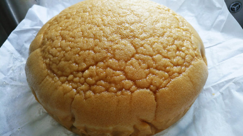 马拉糕,脱模,撕开油纸,趁热享用