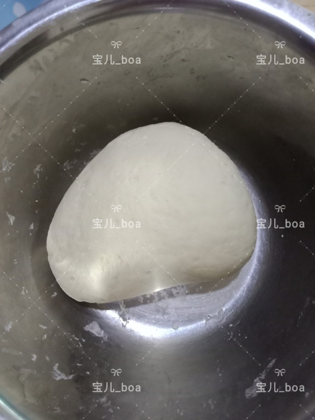 火腿肠花卷,接下来揉白色的面团,300克面粉加入20克白糖,2克酵母,倒入150克牛奶揉成面团。