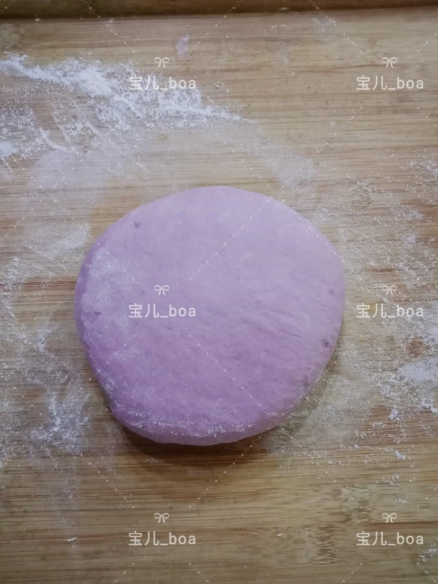 火腿肠花卷,然后再次揉一下两个面团,揉成光滑状。