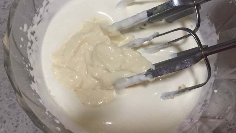 花纹慕斯派,将奶油加砂糖打发,再把软化的奶油奶酪放进去一起搅匀。