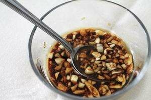 豆角焖面,将蒜拍扁切碎加入一汤勺生抽两汤勺<a style='color:red;display:inline-block;' href='/shicai/ 768'>香醋</a>少许<a style='color:red;display:inline-block;' href='/shicai/ 847'>香油</a>调汁倒入焖好的面中关火