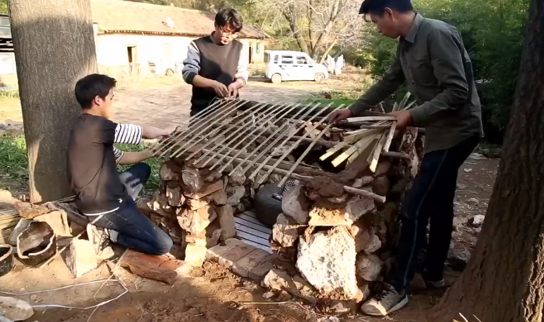 用石头给狗狗搭一个全村最豪华的狗窝，再做一份美味的啤酒大闸蟹