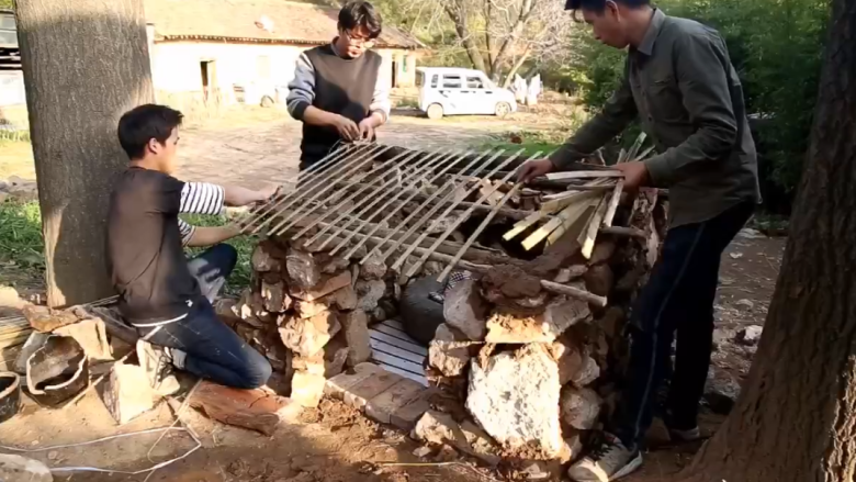 用石头给狗狗搭一个全村最豪华的狗窝，再做一份美味的啤酒大闸蟹