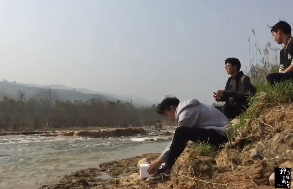 《野居青年》在河里捡回来一盆河鲜，做一顿美味的野味