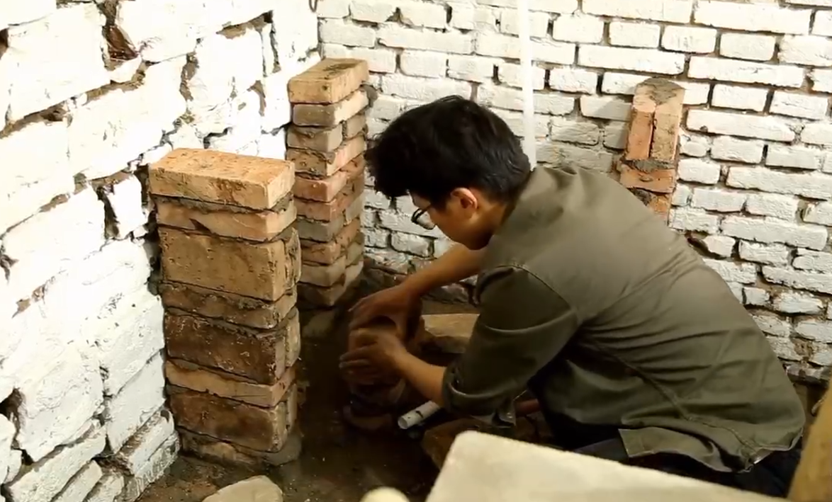 自己动手在深山修一个水池，饿了做一只香喷喷的鸡
