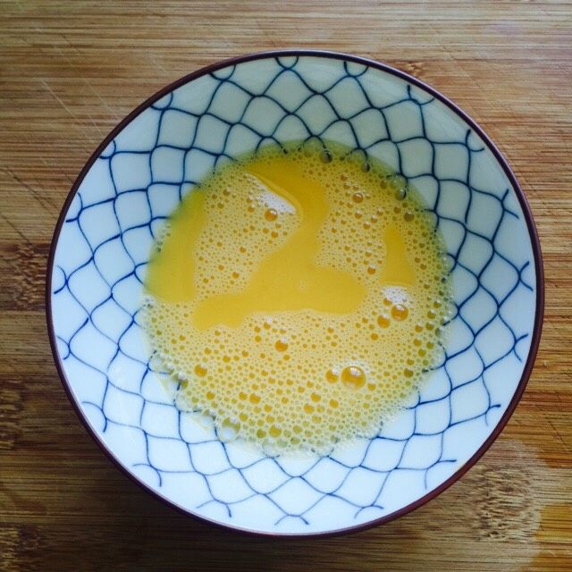 鲜美虾仁豆腐蒸蛋,加入清水打散均匀(鸡蛋和水1:1)